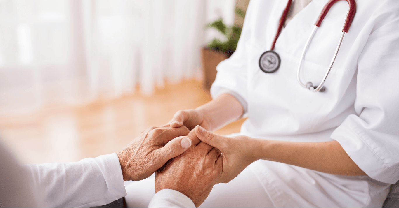 persona medica cogiendo de las manos a un paciente