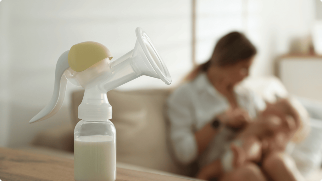 mujer dandole el pecho a un bebé