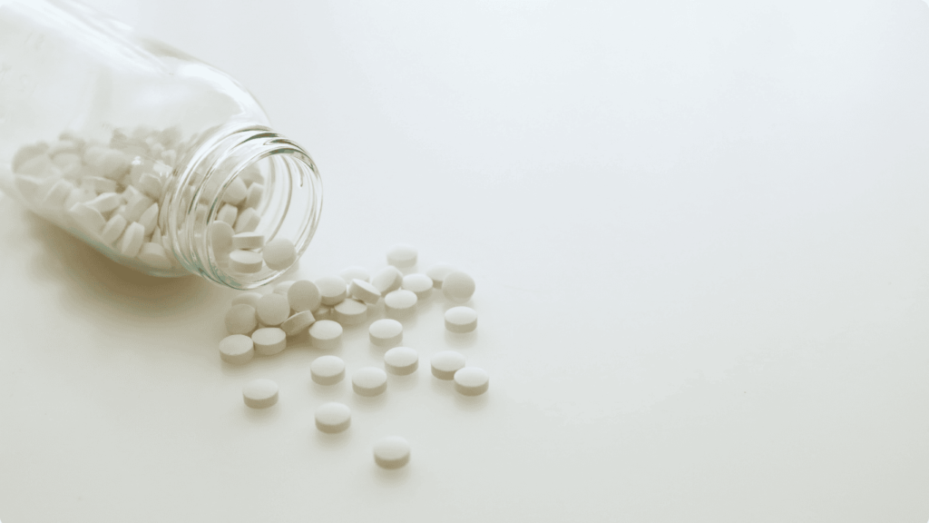 bote de pastillas derramado