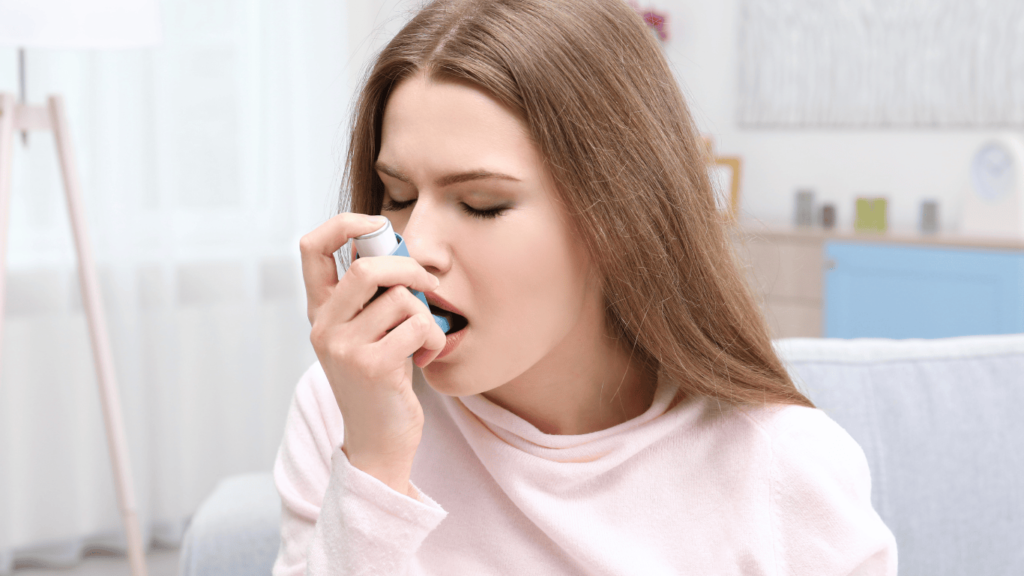 Chica inhalando un ventolin